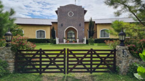 HERMOSA CASA con 4000mts de PARQUE en las SIERRAS DE CORDOBA